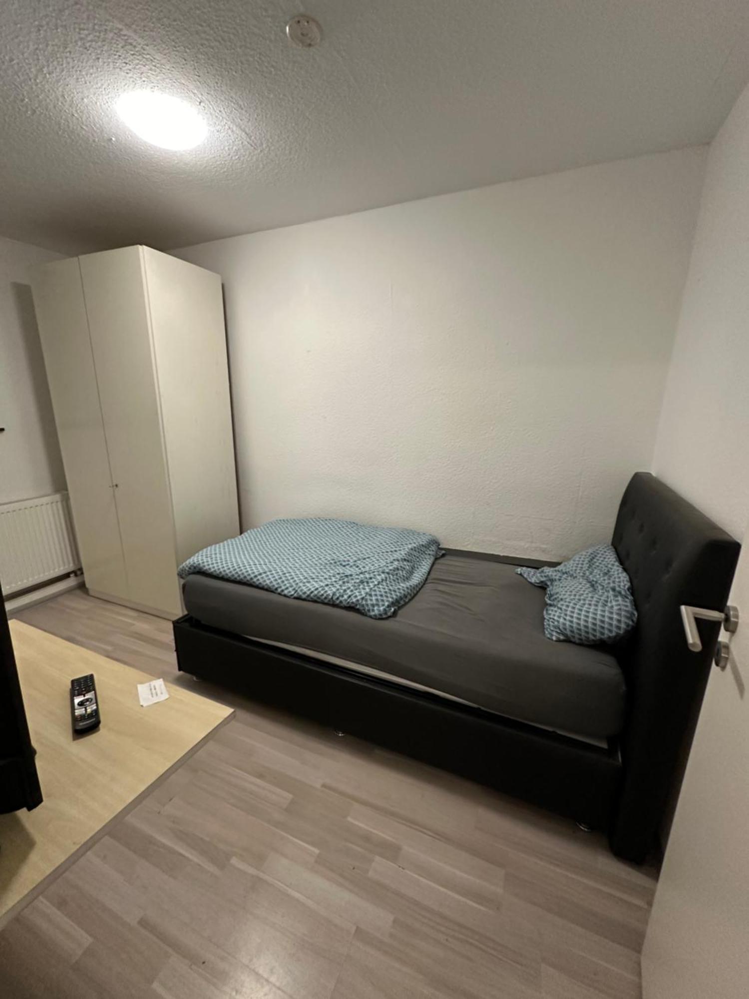 Montoer Und Studentenzimmer Bett Vermietung Ug1 Apartment